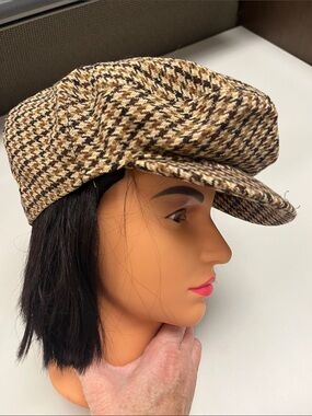 Christy’s London Houndstooth Newsboy Cap in Tan and Brown